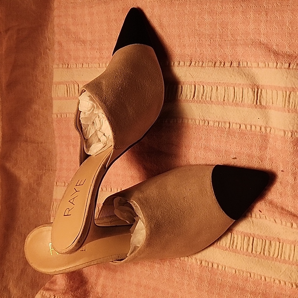 Nude with black tip toes Raye mule's women's size 6 Phoebe